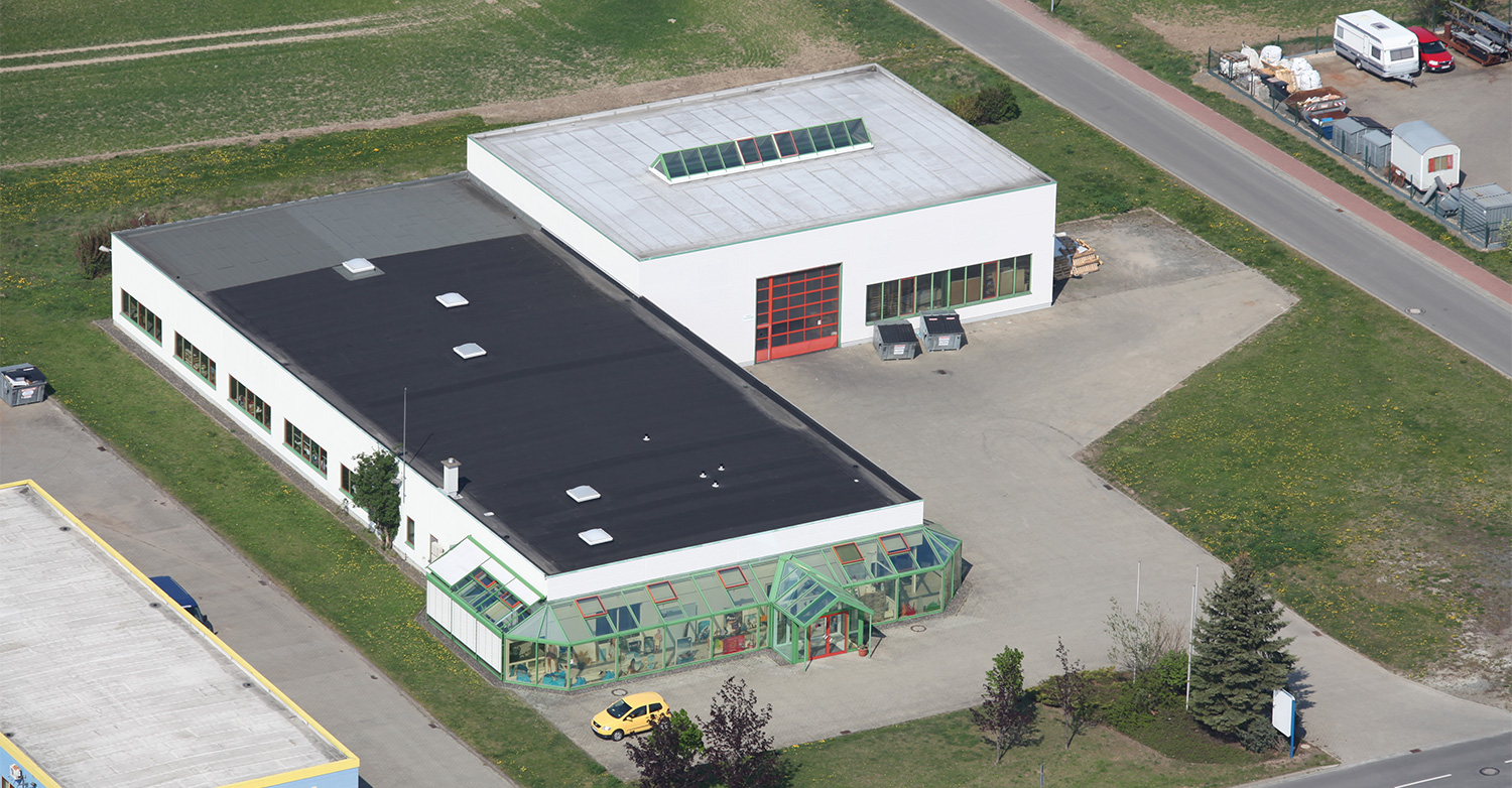Luftaufnahme der Produktionshalle und des Bürogebäudes der kabe Display GmbH, Hersteller für individuelle Displaylösungen und Point-of-Sale-Werbemittel